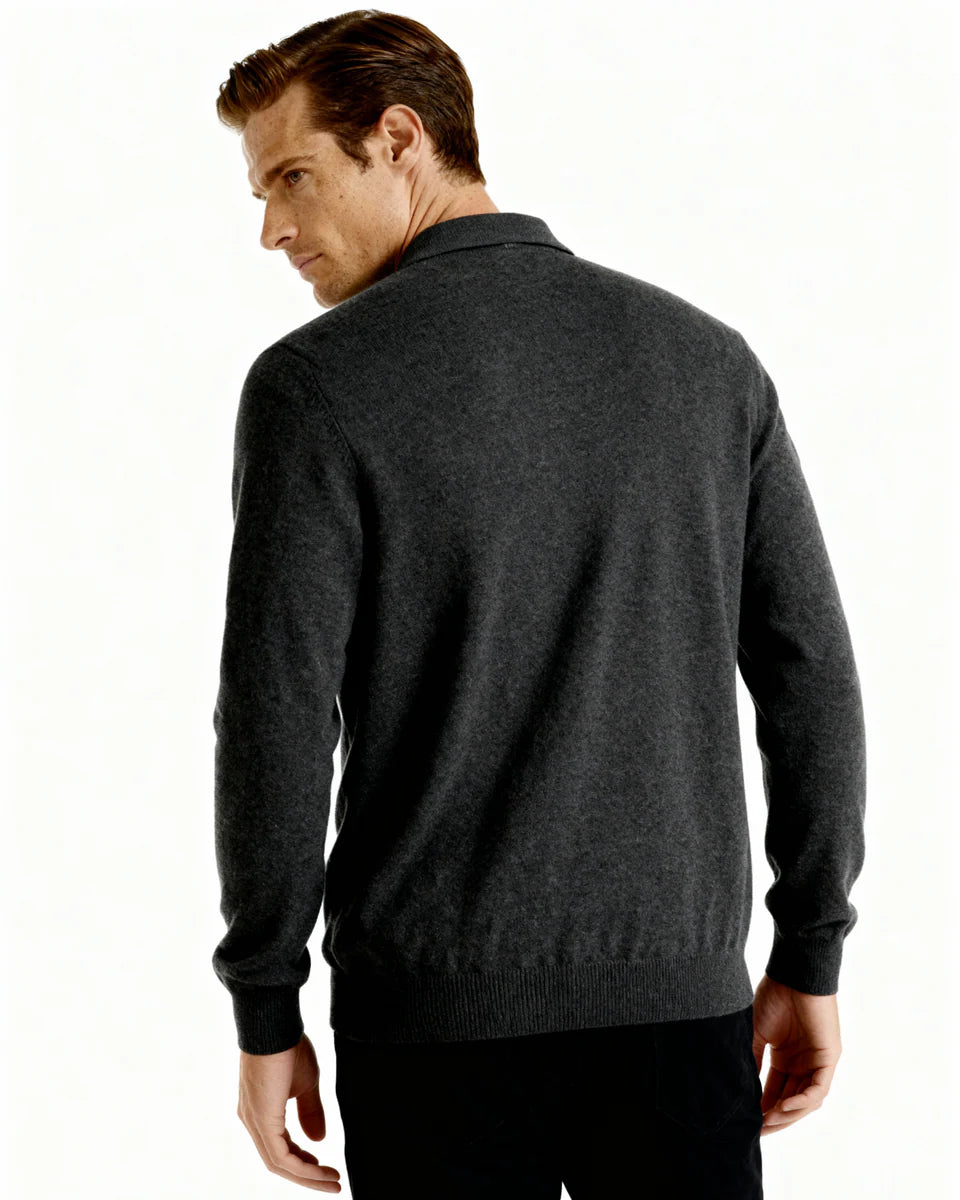 Saint Moritz 100% cashmere Kensington classic polo shirt, close-up of navy blue knit fabric and collar detail.